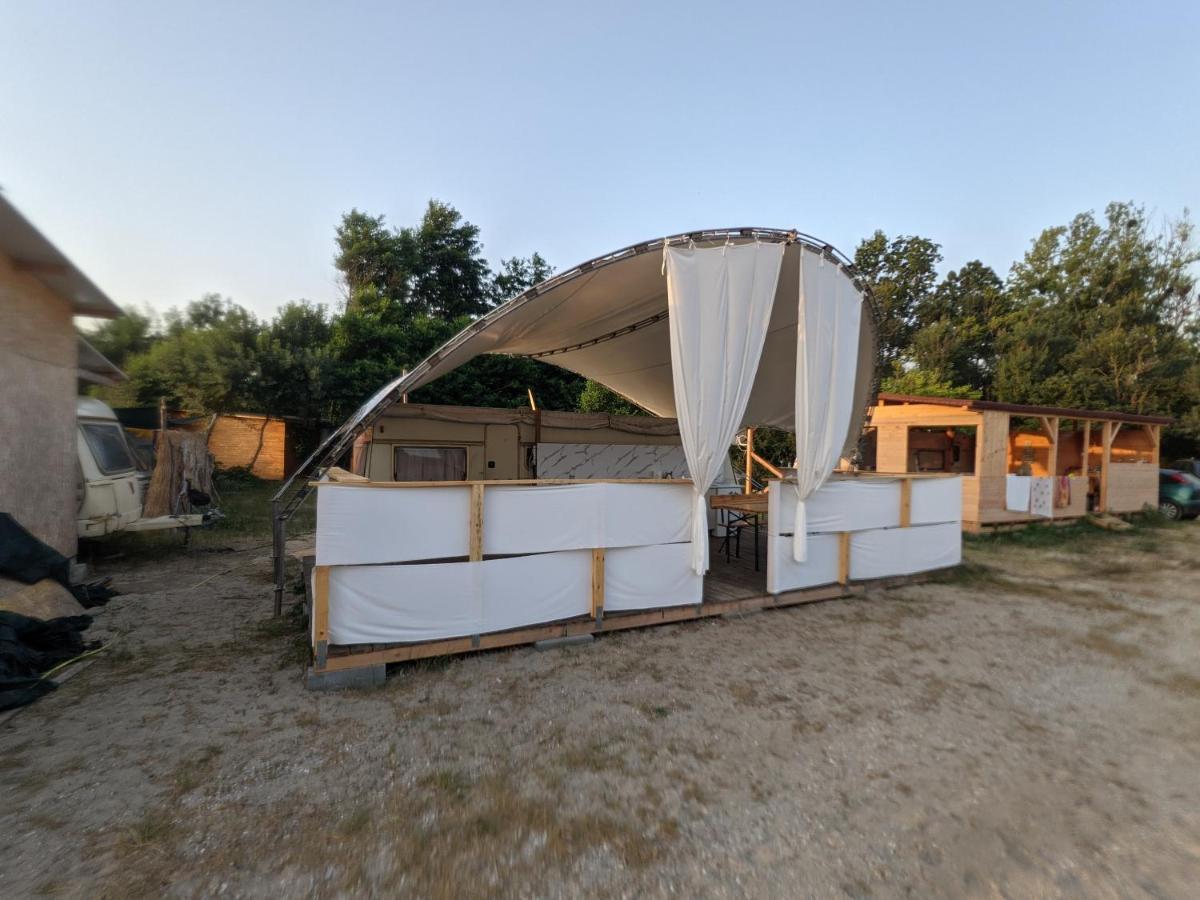 Sea Caravan On The Beach Hotel Kiten  Exterior photo