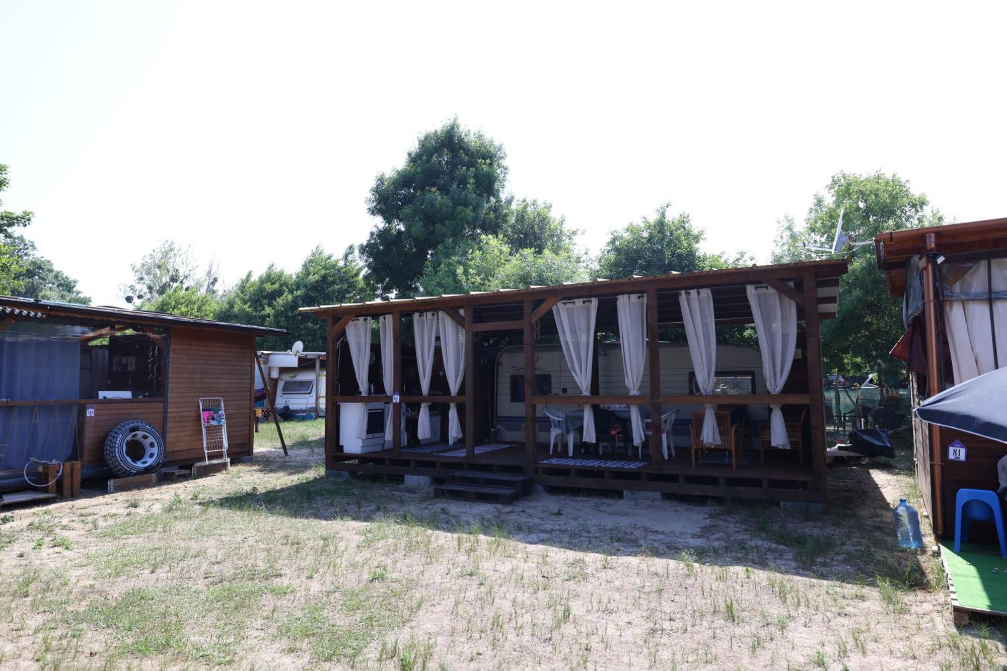 Sea Caravan On The Beach Hotel Kiten  Exterior photo