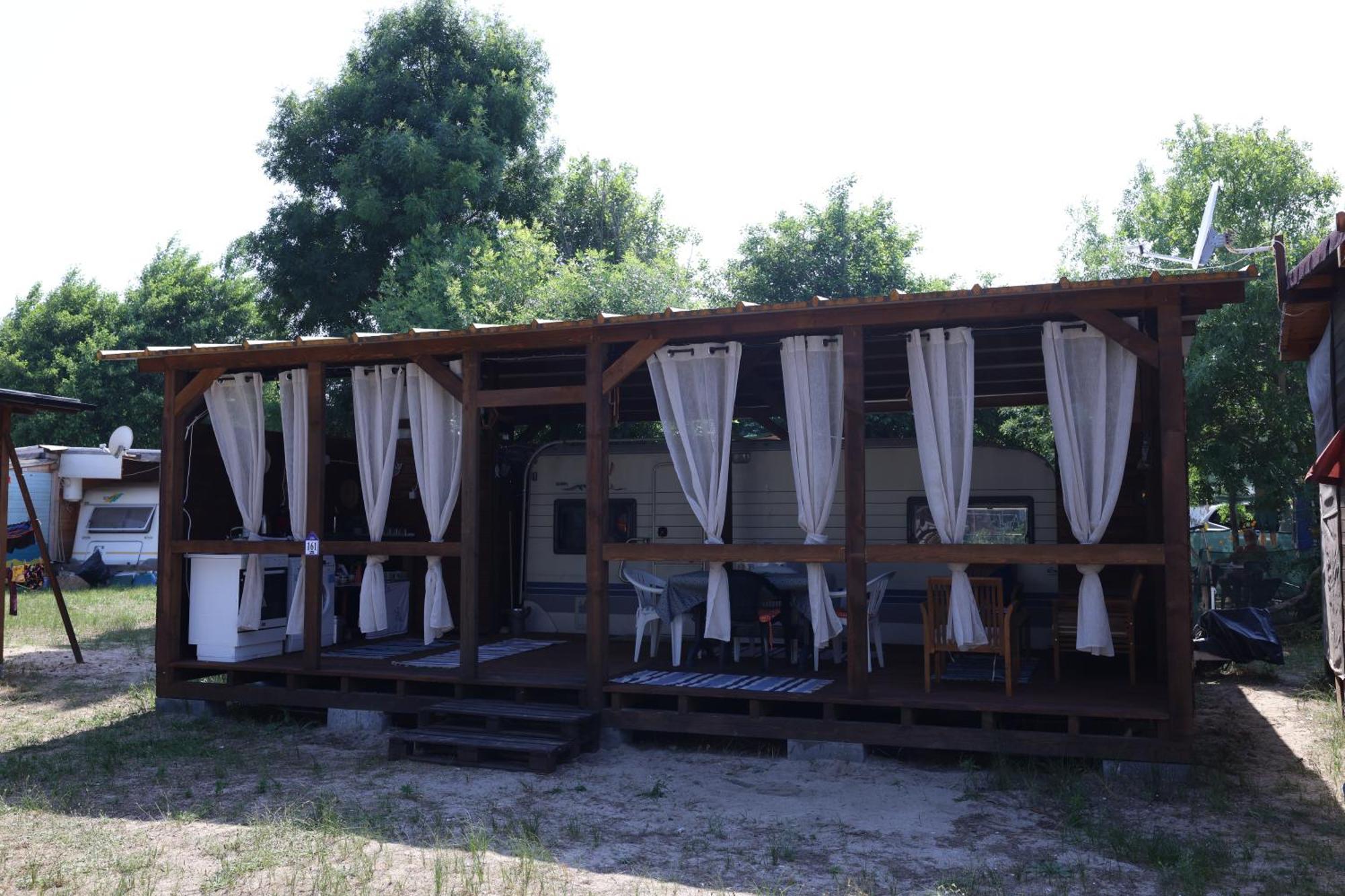 Sea Caravan On The Beach Hotel Kiten  Exterior photo