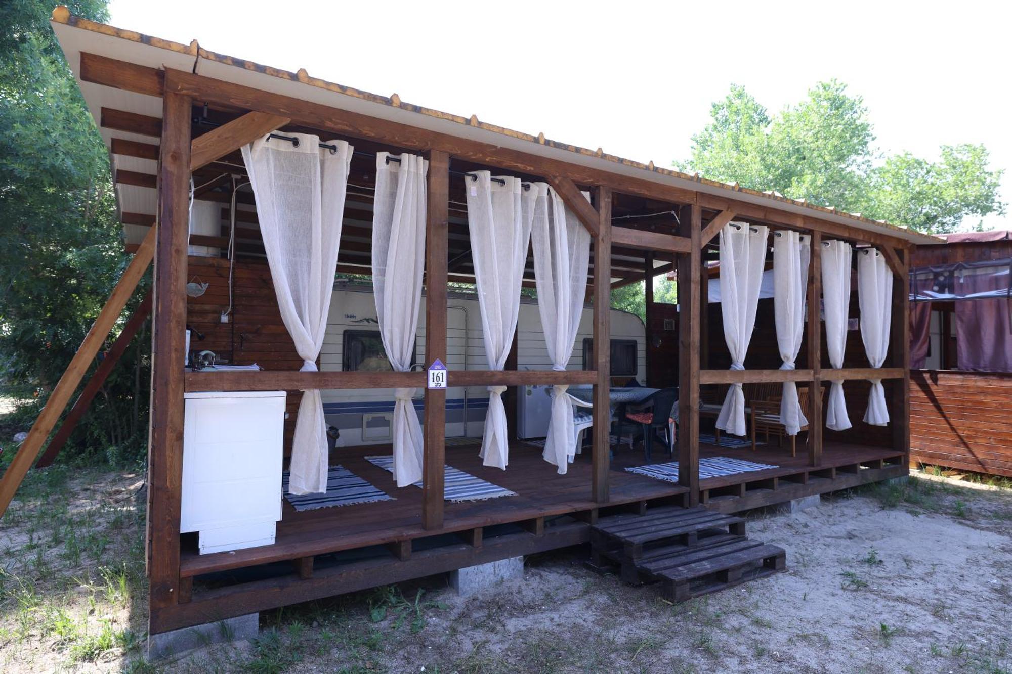 Sea Caravan On The Beach Hotel Kiten  Exterior photo