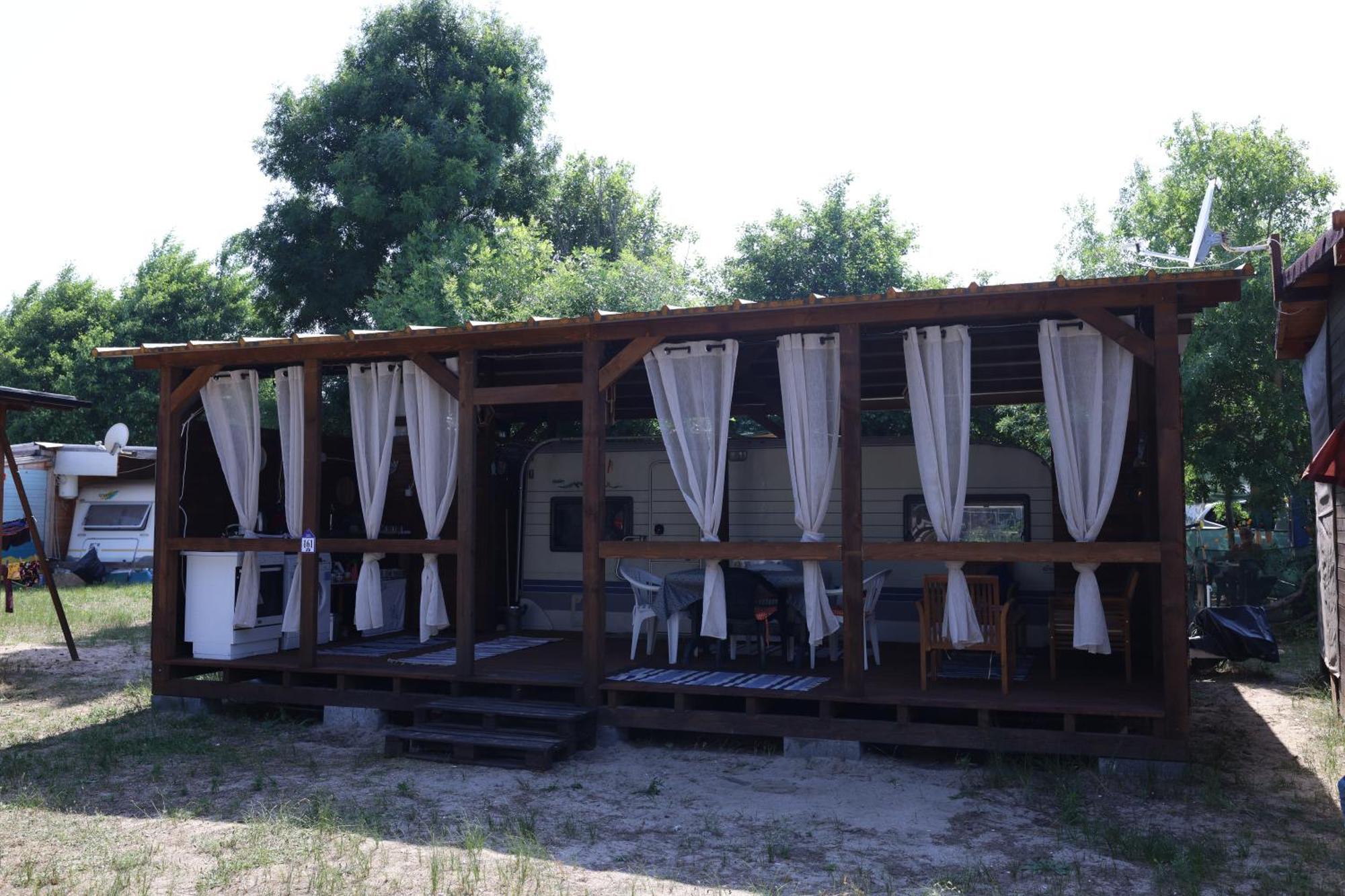 Sea Caravan On The Beach Hotel Kiten  Exterior photo